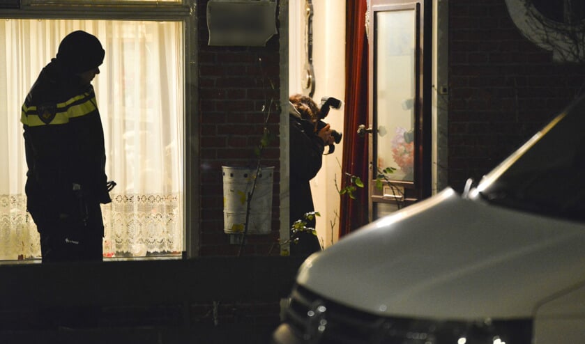 Een bejaarde man is overvallen in zijn woning aan de Plataanstraat in Breda.