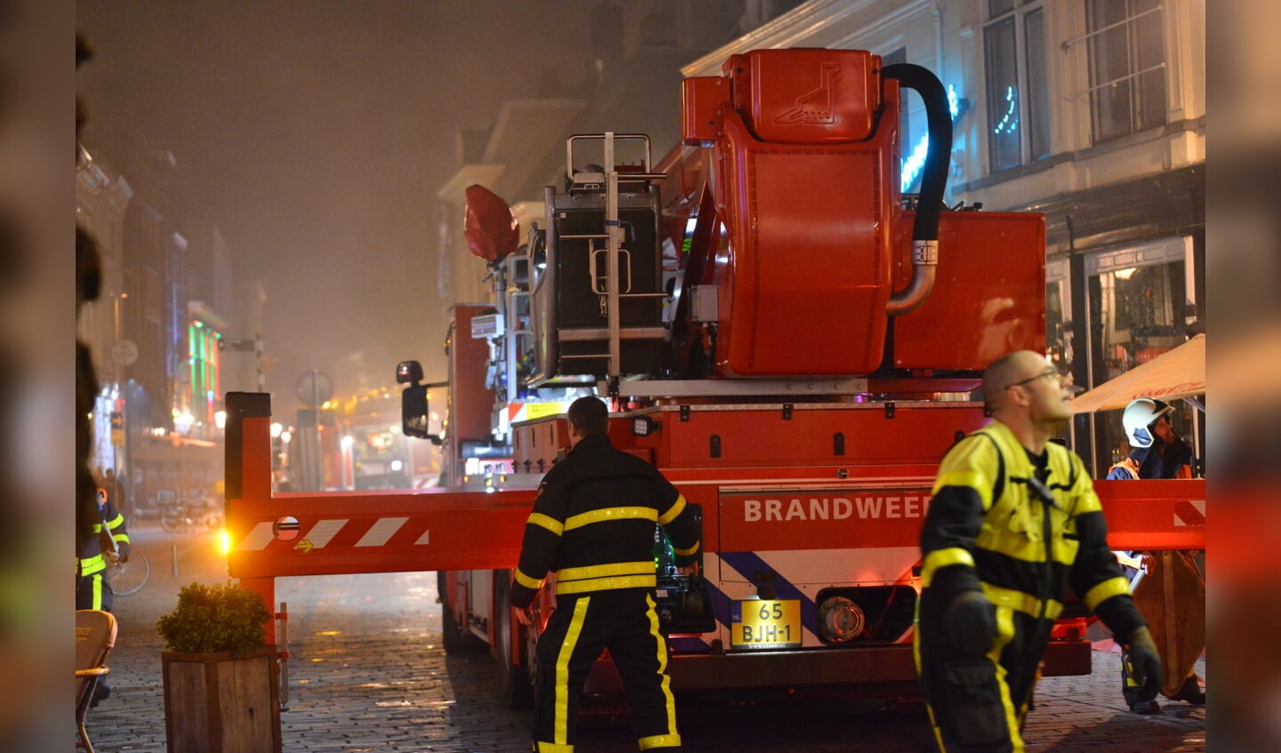 De brandweer blust donderdagavond 15 februari een grote brand bij de Havermarkt.