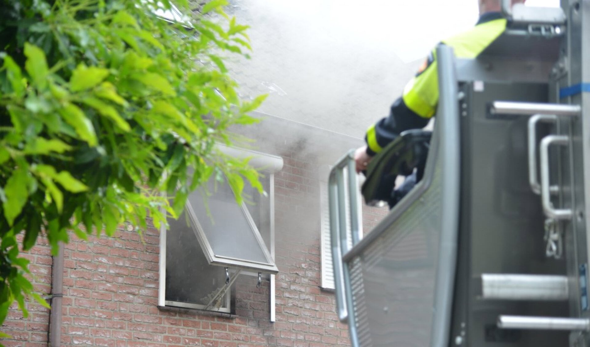 Brandweer bestrijdt met hoogwerker woningbrand aan Weegbladtuin