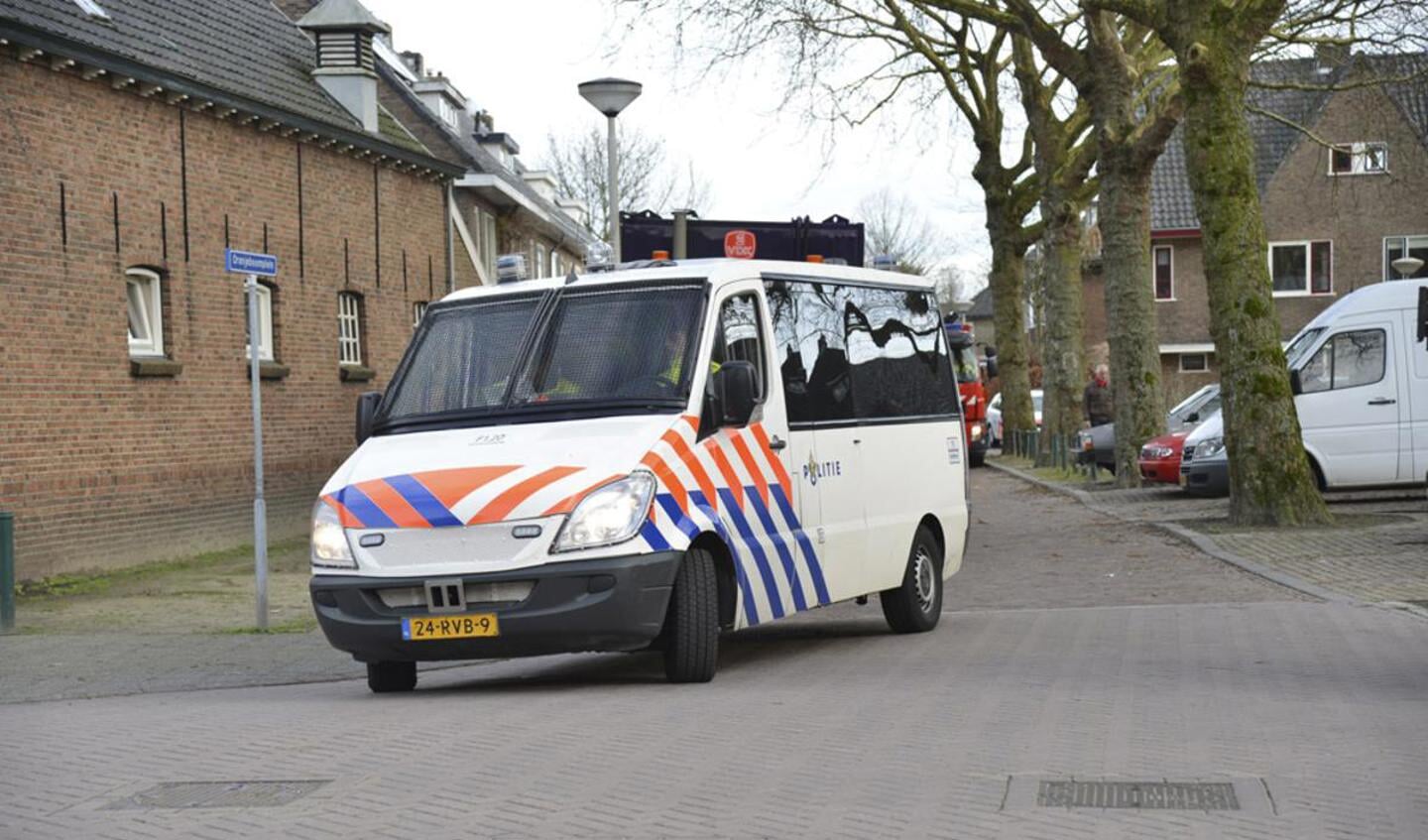 De politie komt in actie in de Scheldestraat. De brandweer bluste een vuurtje. foto Perry Roovers / SQ Vision