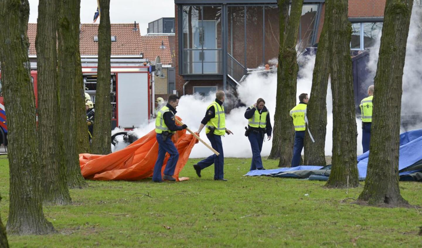 De politie komt in actie in de Scheldestraat. De brandweer bluste een vuurtje. foto Perry Roovers / SQ Vision