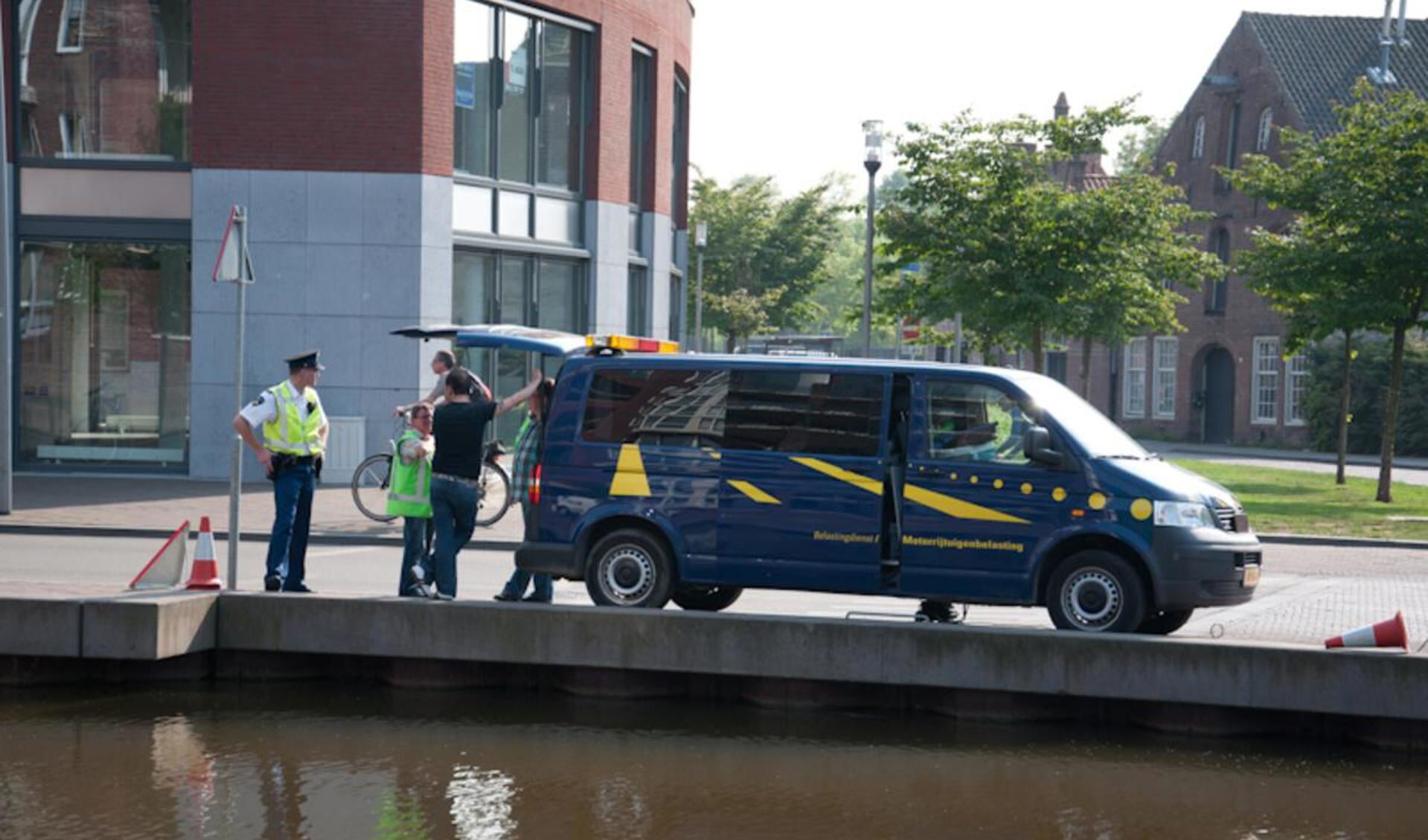 Belastingdienst en politie controleerden auto's en scooters in het centrum van Breda. foto Perry Roovers