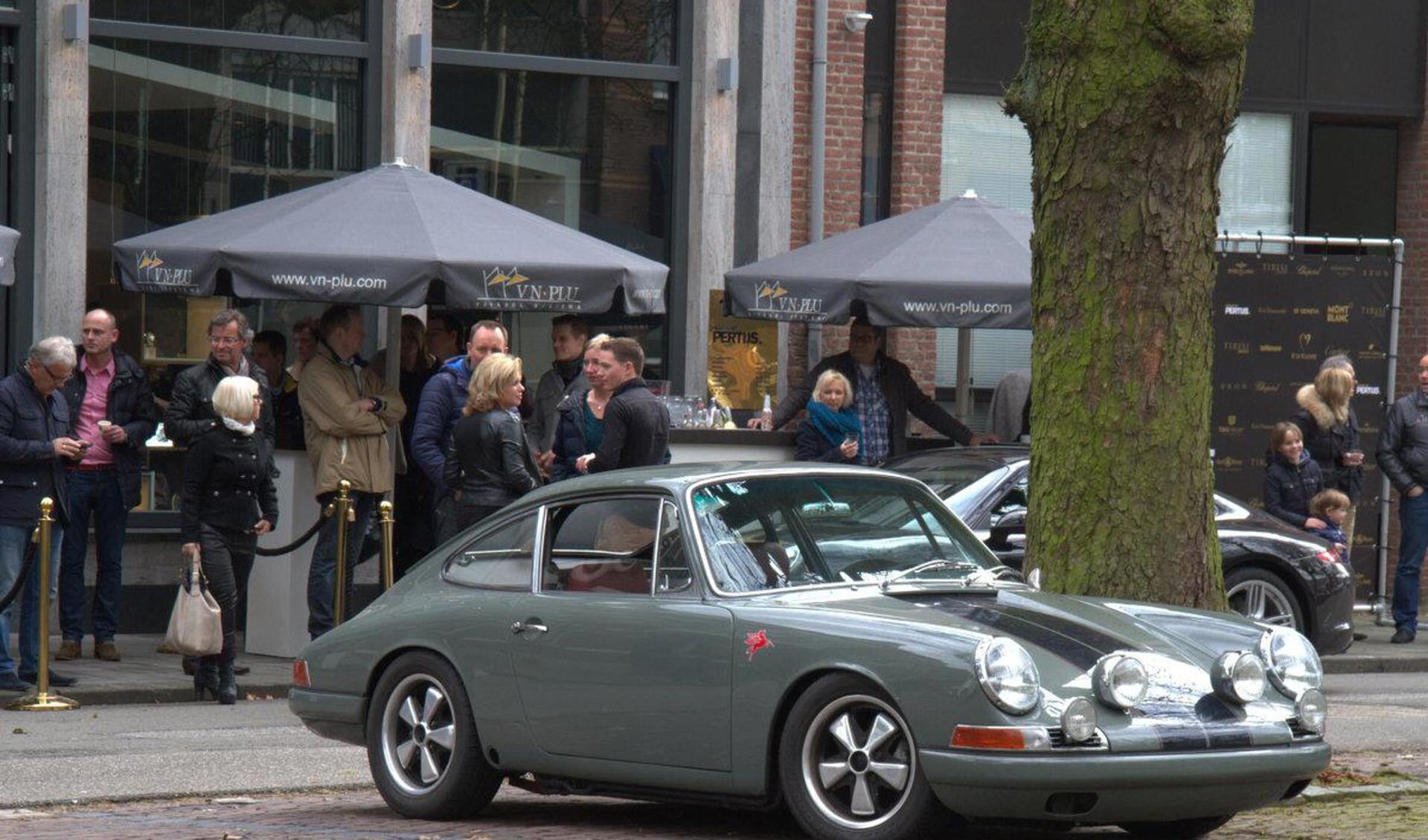 Porsches op bezoek in de Parkstraat in Breda. foto Patricia Rompa