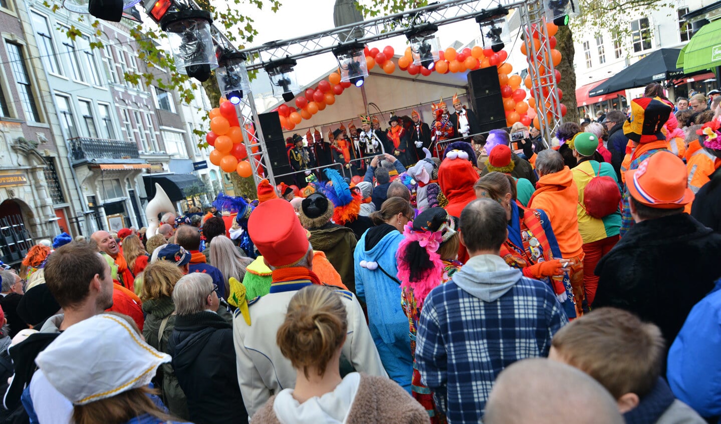 De elfde van de elfde op de Grote Markt. Prins Daan presenteert zich aan 't Kielegat.