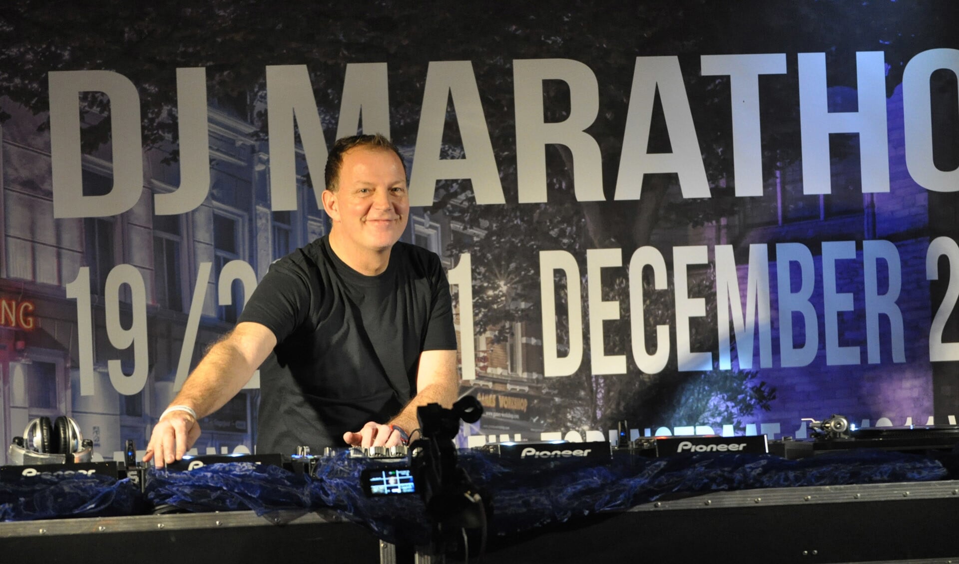 Dave Hipke bij start DJ Marathon 2016 in Kerkplein ter gelegenheid van Serious Request.