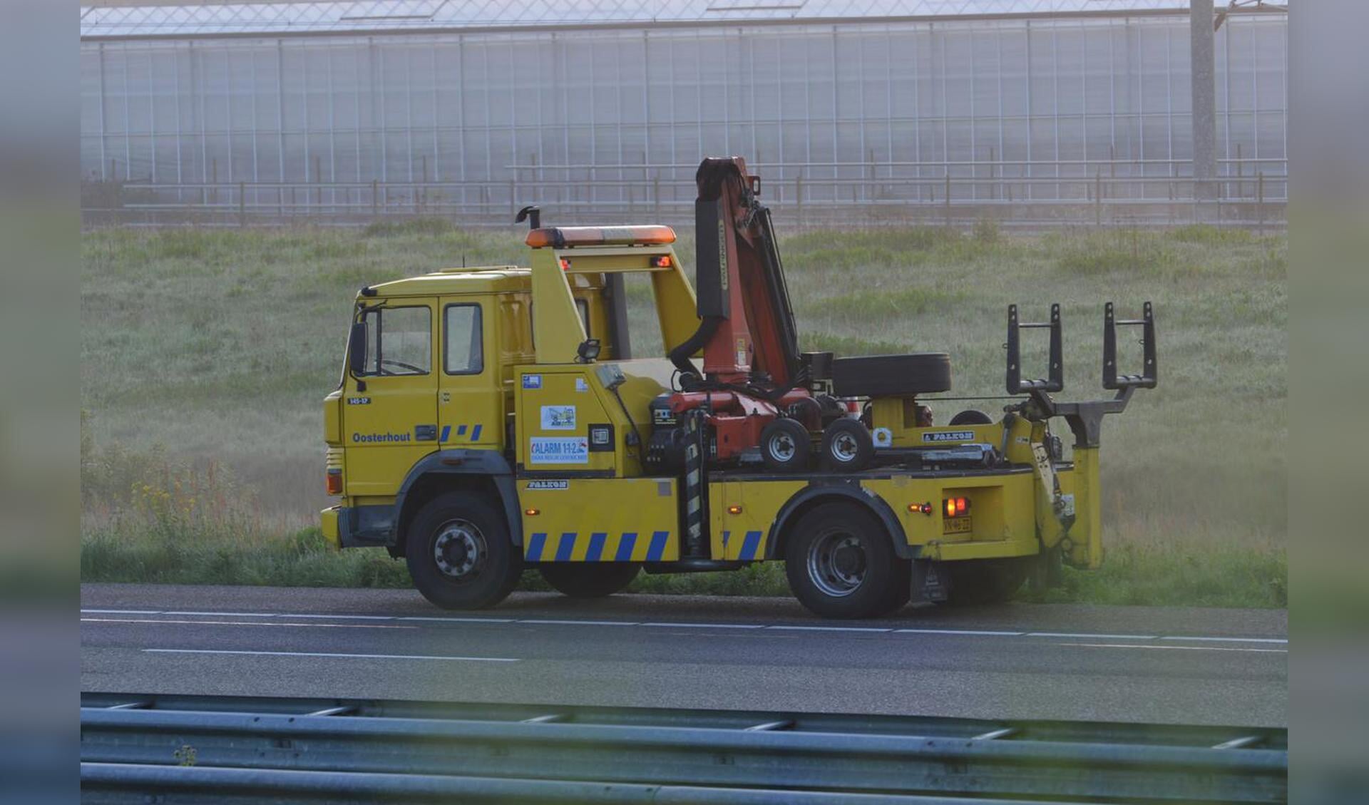 Bij een ongeval op de A16 ter hoogte van de Weerdstraat zijn zondagmorgen twee personen gewond geraakt.