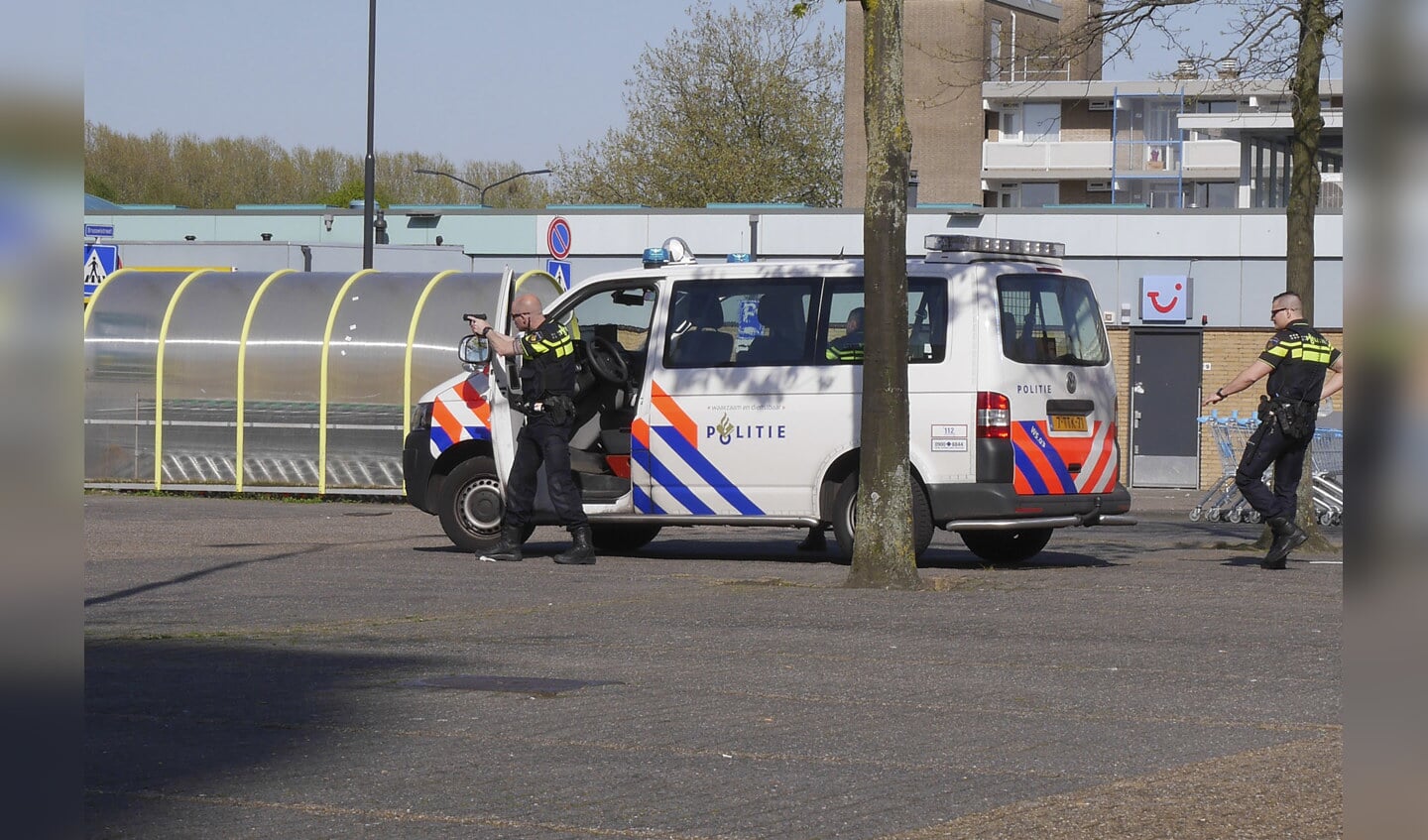 Bij Winkelcentrum Hoge Vucht zijn donderdag 5 mei drie mannen aangehouden. Ze worden verdacht van betrokkenheid bij een dodelijke schietpartij in Dordrecht.