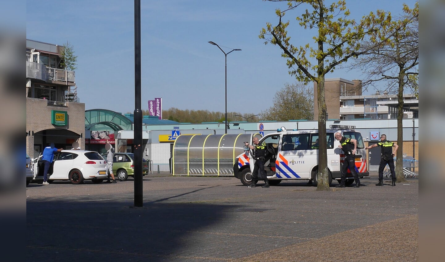 Bij Winkelcentrum Hoge Vucht zijn donderdag 5 mei drie mannen aangehouden. Ze worden verdacht van betrokkenheid bij een dodelijke schietpartij in Dordrecht.