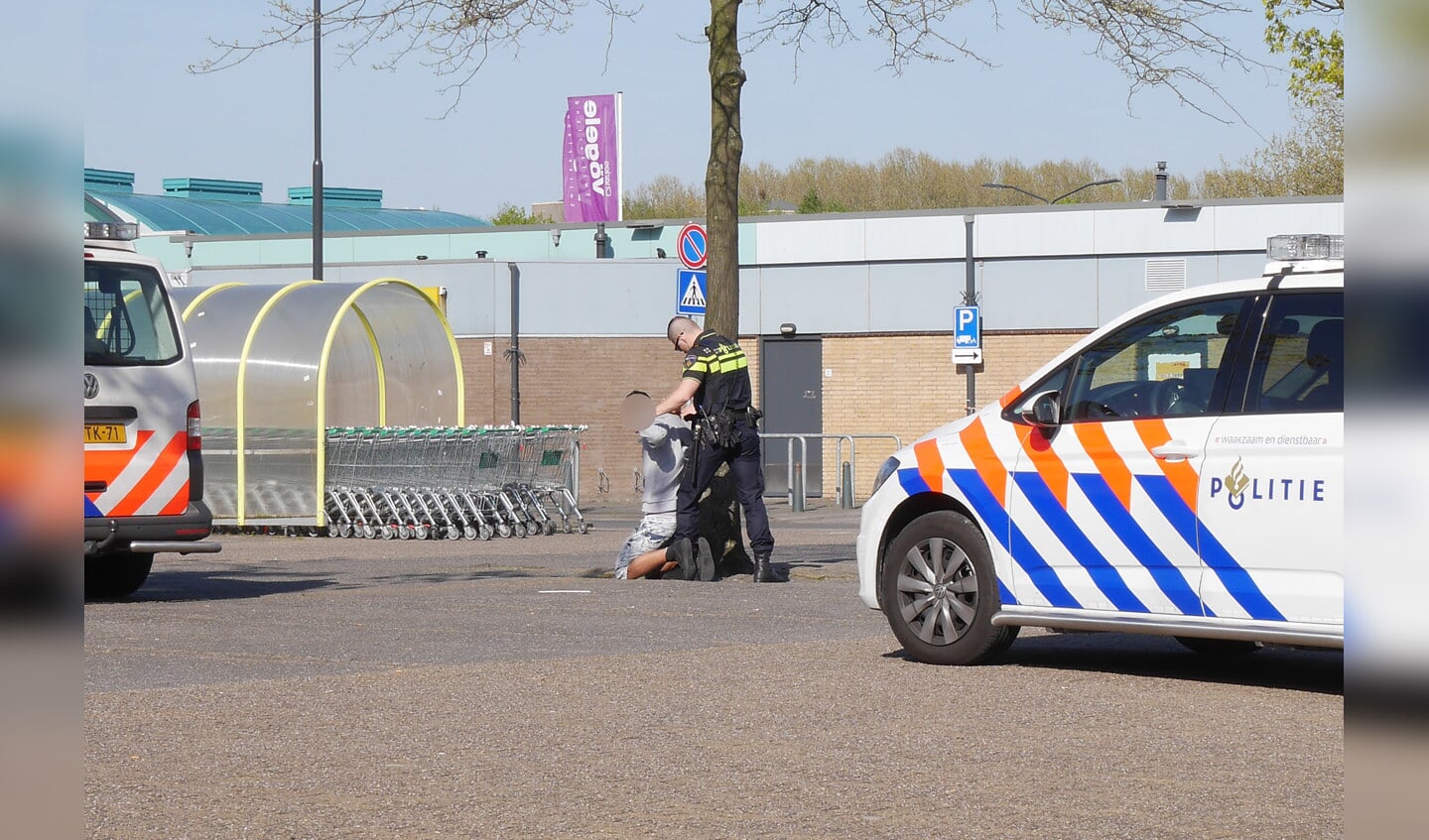Bij Winkelcentrum Hoge Vucht zijn donderdag 5 mei drie mannen aangehouden. Ze worden verdacht van betrokkenheid bij een dodelijke schietpartij in Dordrecht.