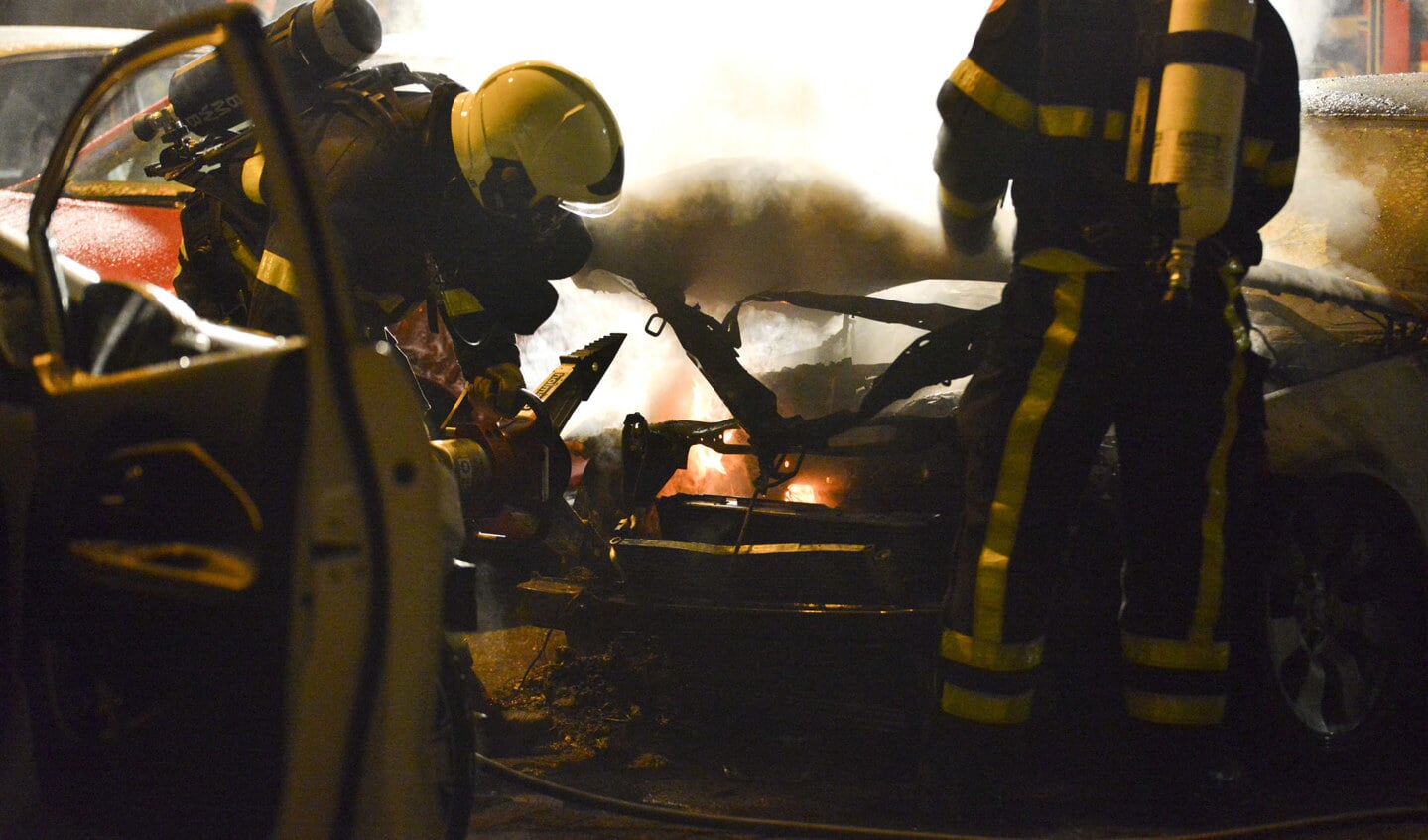 Vier auto's zijn zwaar beschadigd geraakt door een brandende BMW in de Brusselstraat.