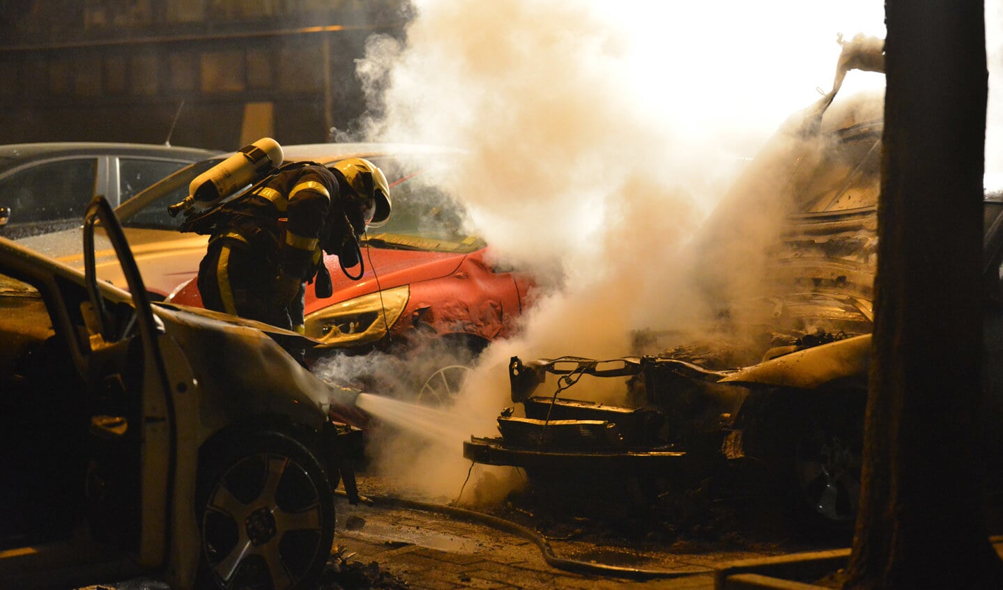 Vier auto's zijn zwaar beschadigd geraakt door een brandende BMW in de Brusselstraat.