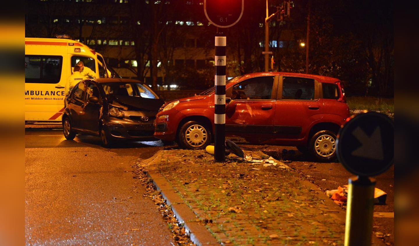 Een auto kwam op zijn kant terecht bij een ongeval op de Emerparklaan.