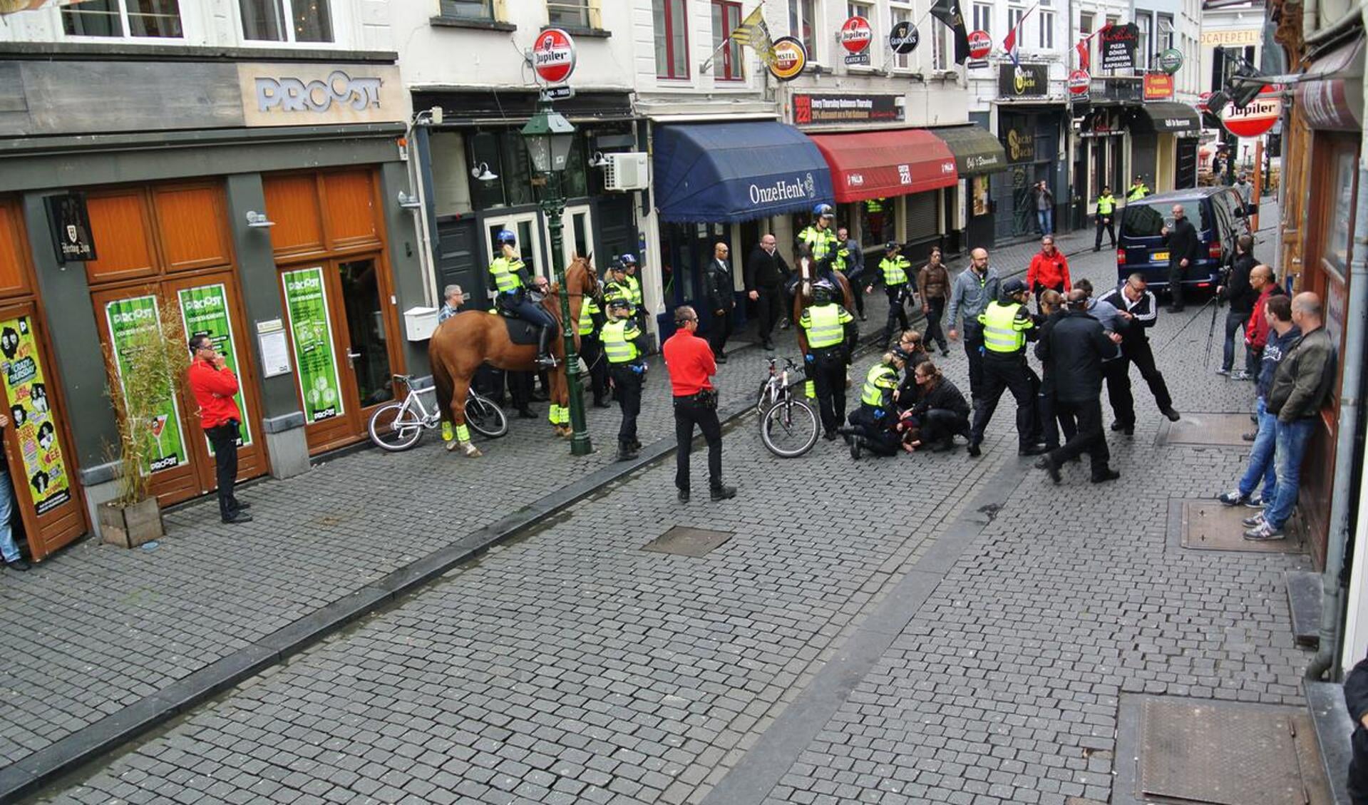 Politie en horeca oefenden maandagmorgen in de Vismarktstraat.