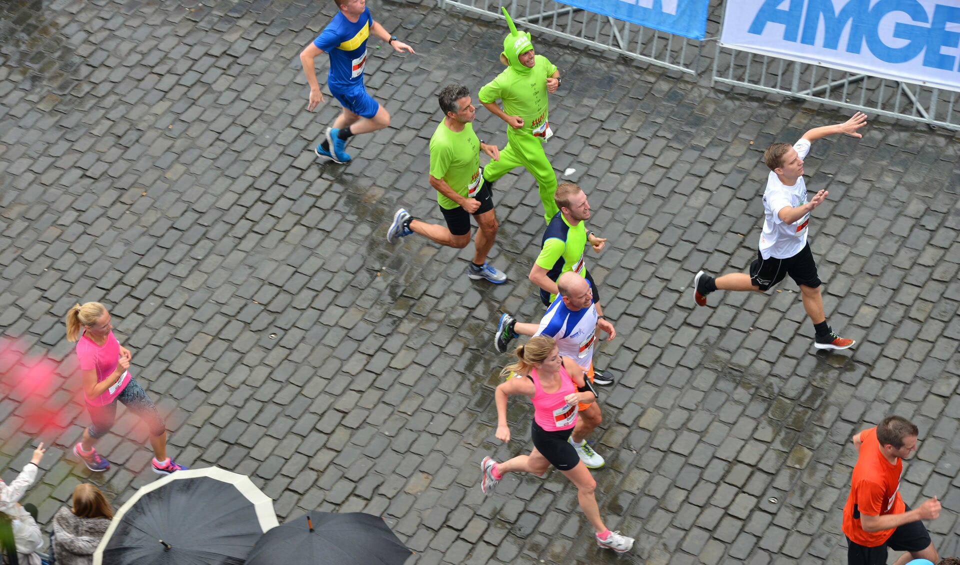 De Bredase Singelloop editie 2016 breekt record na record. Meer deelnemers dan ooit (18.221) en een parcoursrecord op de halve marathon in 59.50 minuten.