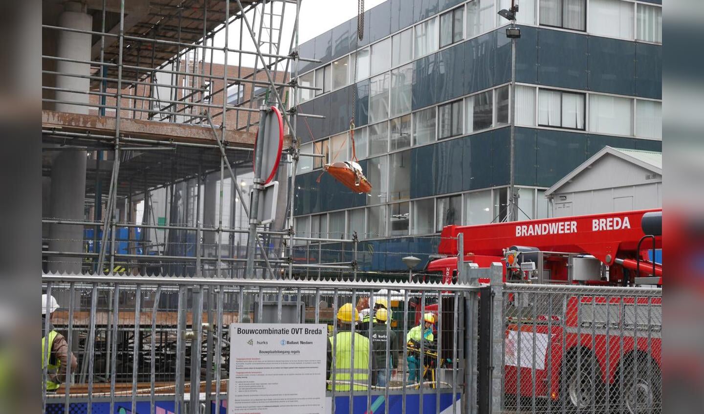 Een bouwvakker is gewond geraakt bij een van tijdens de bouw van het station.