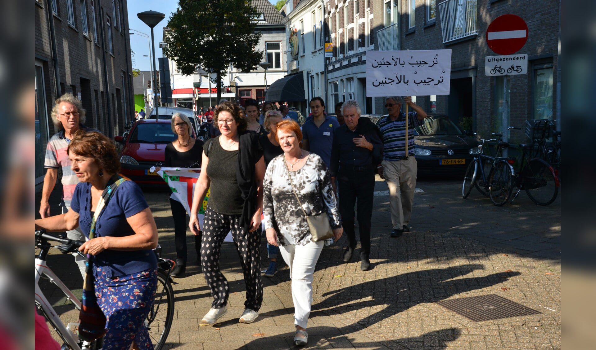Vanaf de Nassausingel bij het AZC vertrok zaterdag een Vredesmars richting het voormalige Belastingkantoor. Een paar honderd Bredanaars liepen mee.