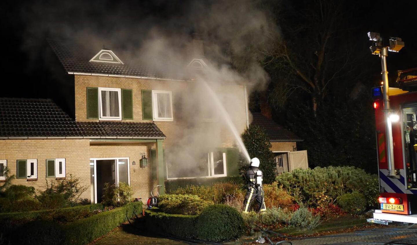 In een woning aan de Schubertlaan heeft in de nacht van zaterdag op zondag brand gewoed.