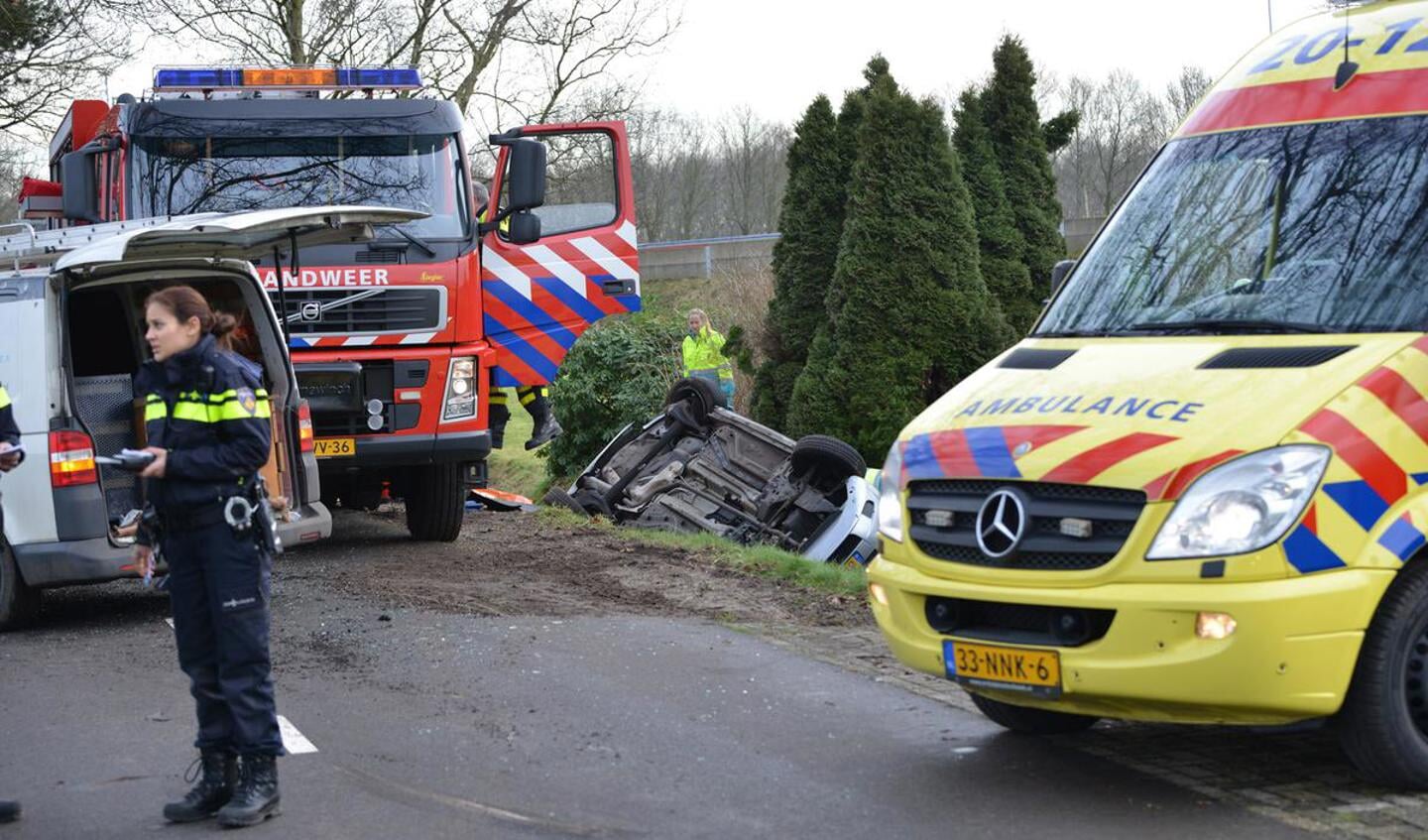 Twee personen raakten gewond toen ze met hun auto in de sloot belandden na aangereden te zijn door een bestelwagen.