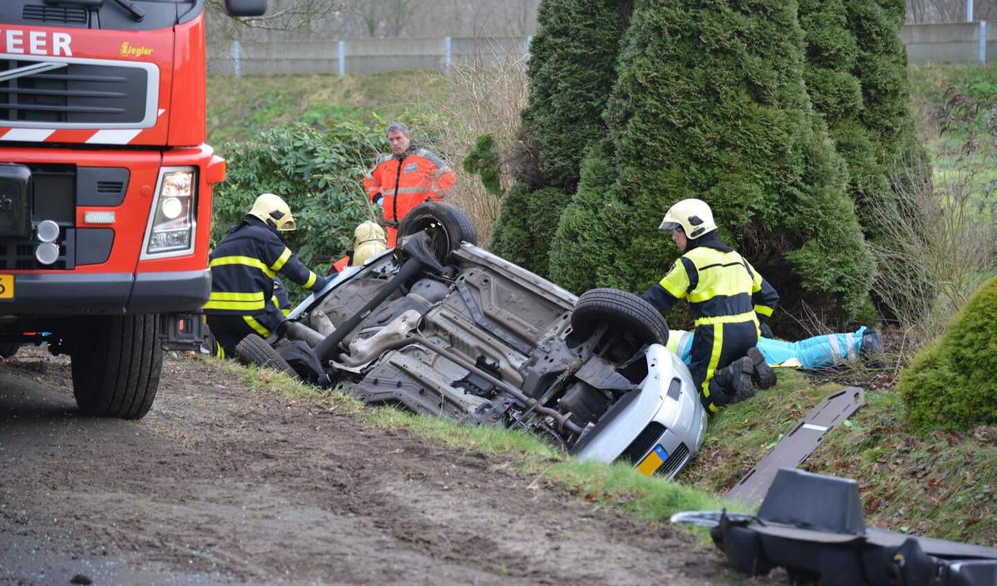 Twee personen raakten gewond toen ze met hun auto in de sloot belandden na aangereden te zijn door een bestelwagen.