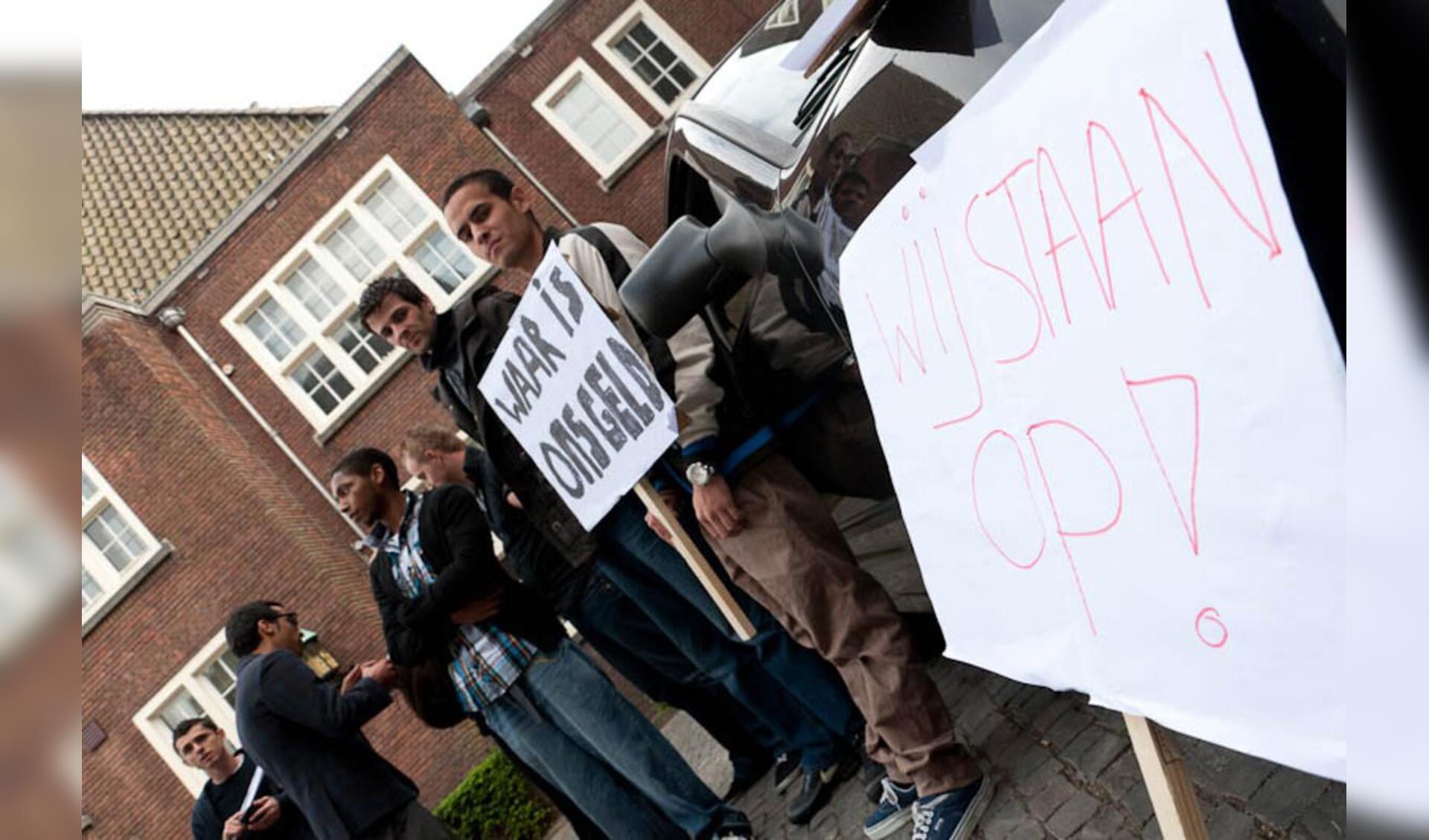 Jongeren uit de Haagse Beemden protesteerden tegen het schrappen van een jongerenvoorziening. foto Thaddeuz