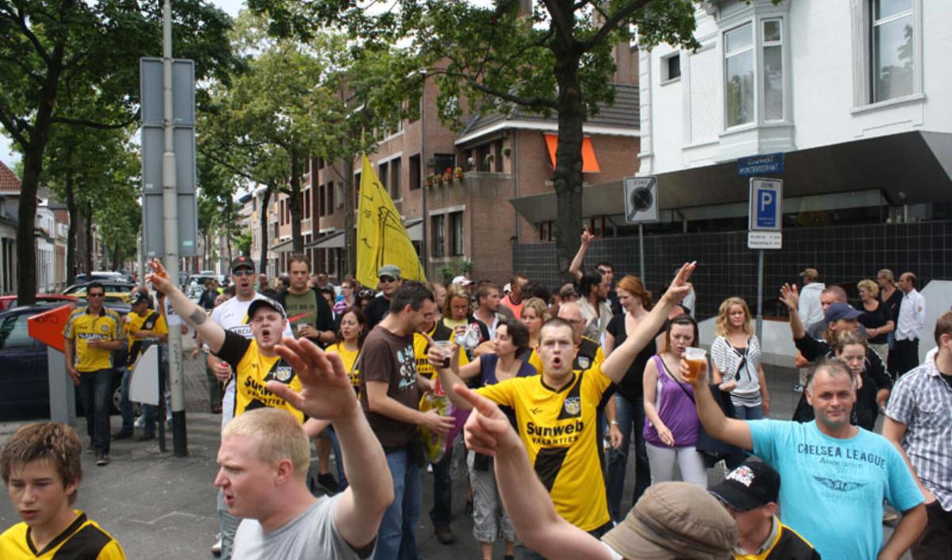 NAC-fans lopen een protestmars tegen de combiregeling foto Serge Mouthaan
