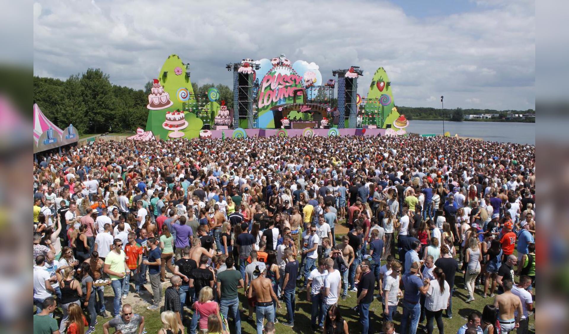 Zo'n tienduizend danceliefhebbers kwamen zaterdag af op Pussy Lounge bij de Asterdplas.