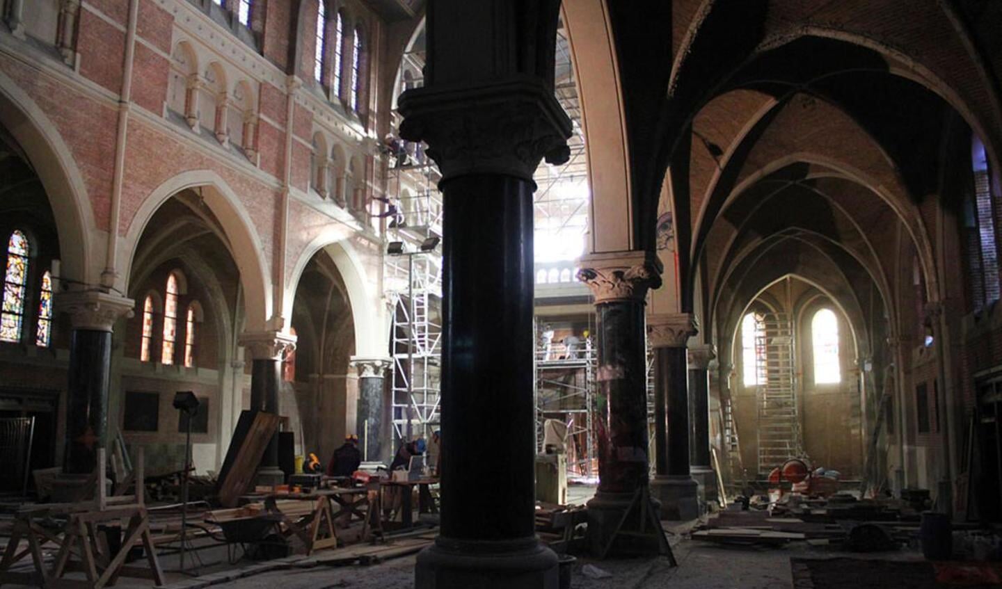 De restauratie van de Heilig Hartkerk vordert. De klok beiert al weer. foto Raymond Tillieu