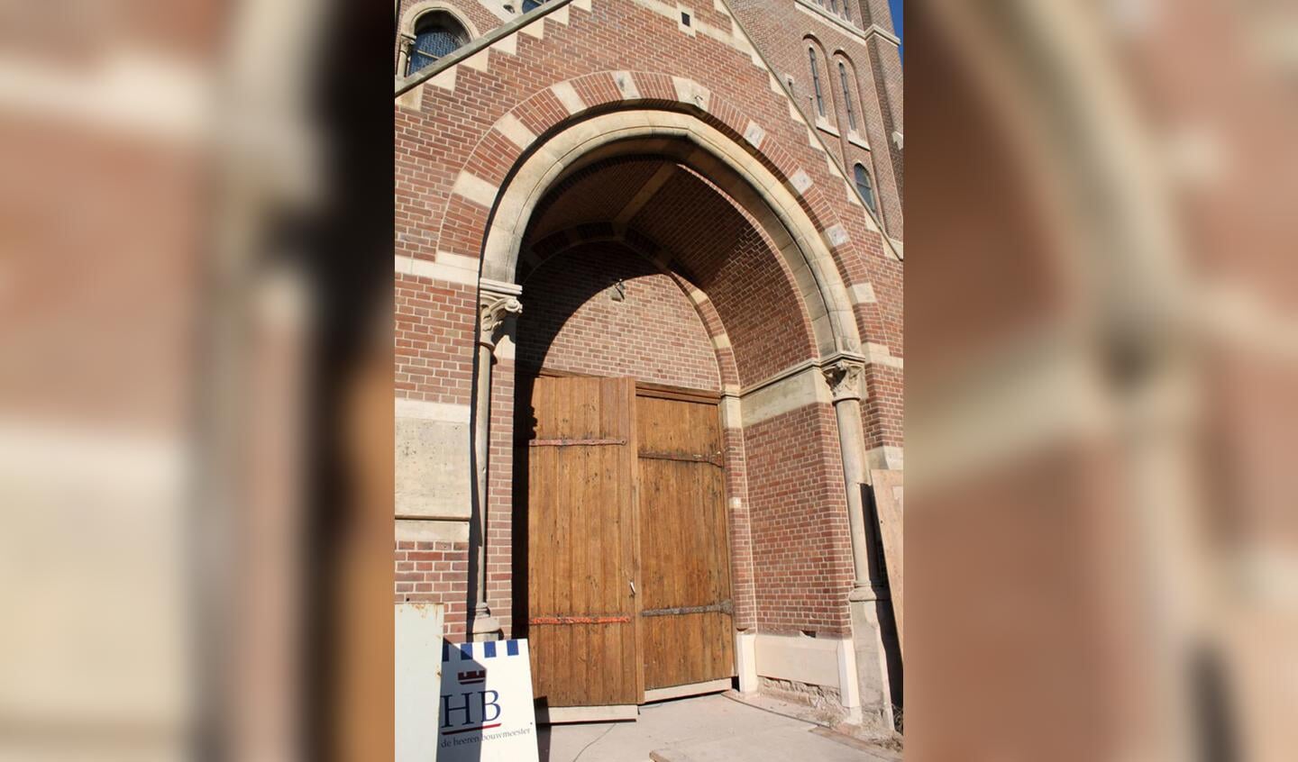 Eigenaar Stichting Woonzorg Nederland is volop bezig met de restauratie van de Heilig Hartkerk foto Raymond Tillieu