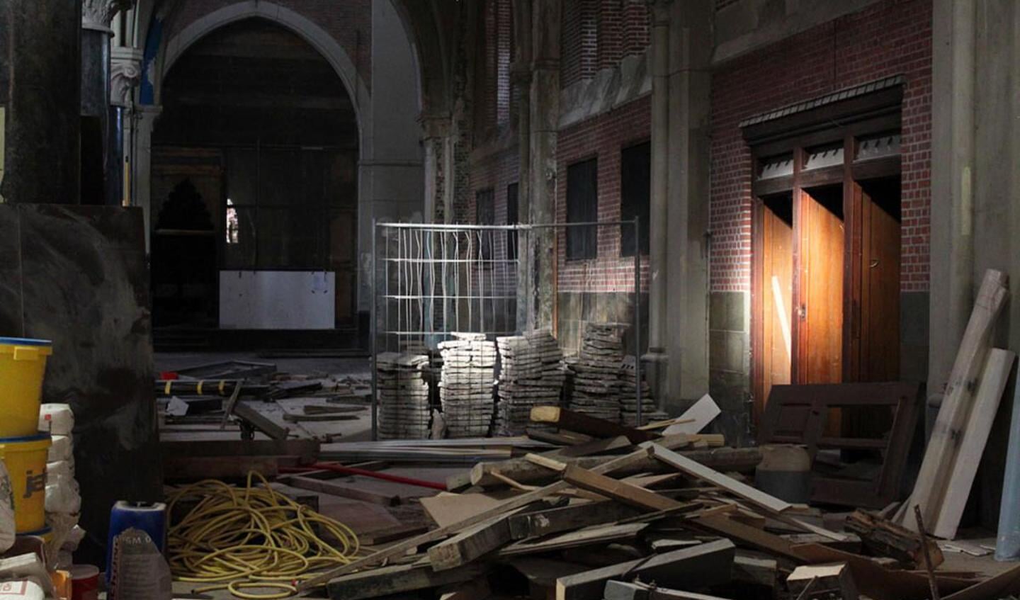 De restauratie van de Heilig Hartkerk vordert. De klok beiert al weer. foto Raymond Tillieu