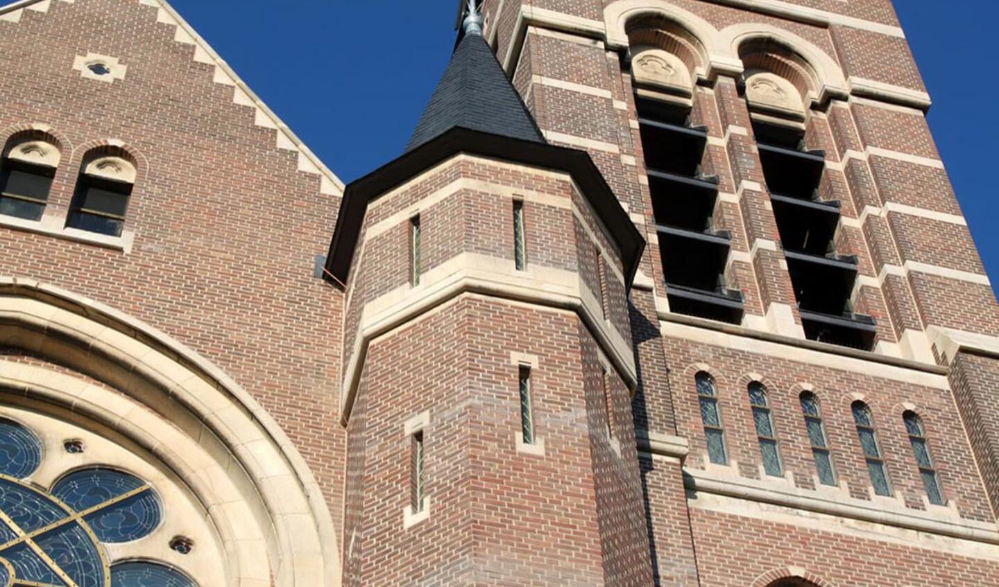 De restauratie van de Heilig Hartkerk vordert. De klok beiert al weer. foto Raymond Tillieu