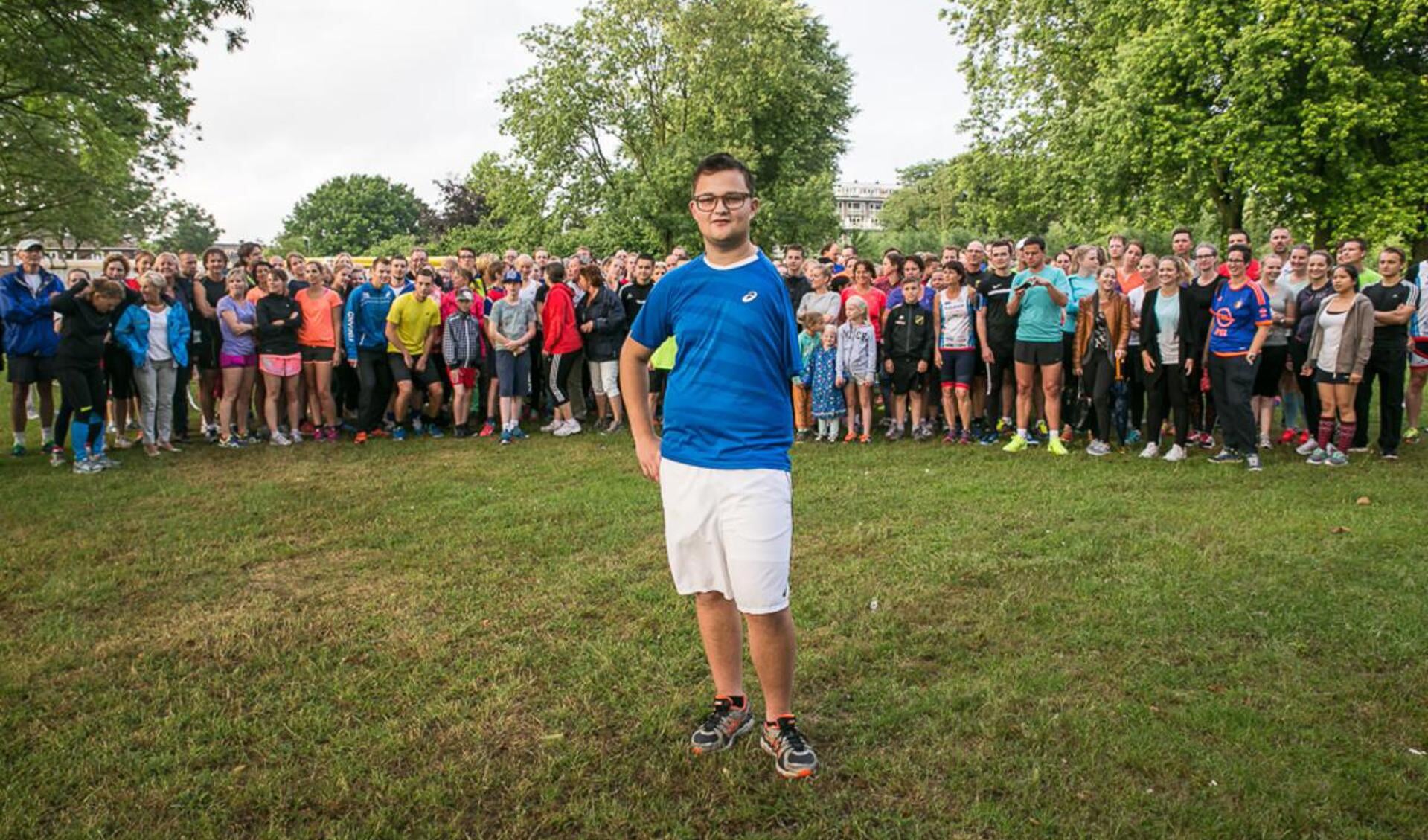 Bredanaar Thijs Kroezen wordt vrijdag voor de vijfde keer geopereerd aan kanker. Om hem te steunen liepen meer dan honderd vrienden, bekenden én onbekenden samen met familie met hem een hardlooprondje.