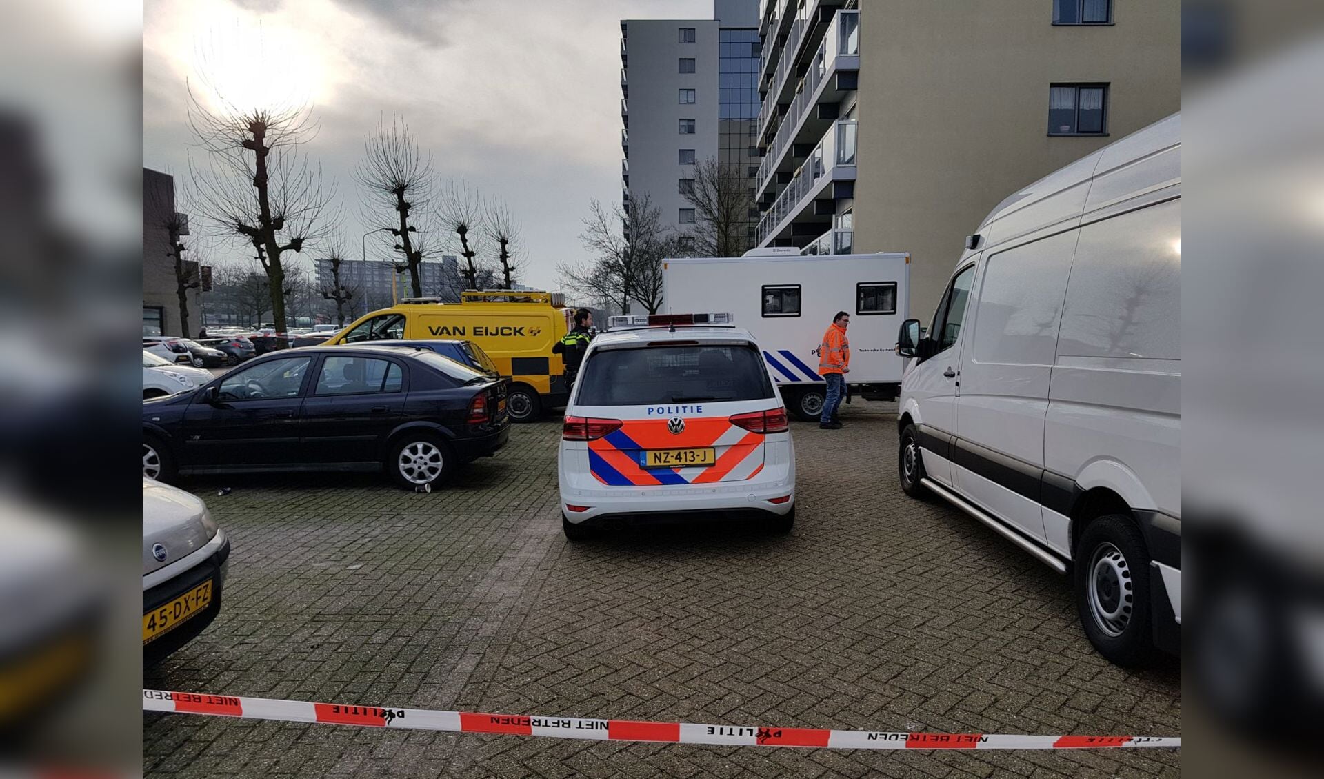 De politie onderzoekt de flat aan de Roeselarestraat, waar dinsdagmorgen een dode man werd aangetroffen.