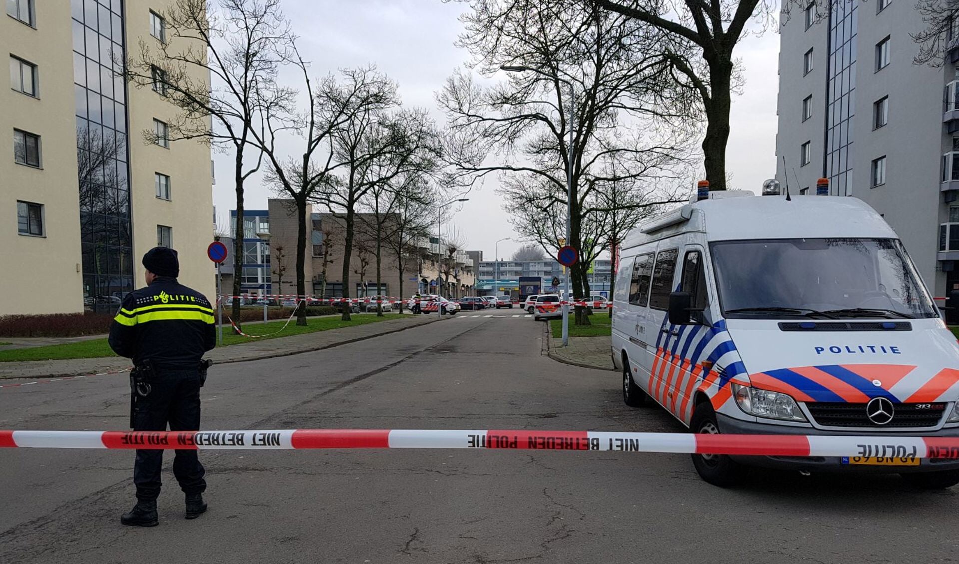 De politie onderzoekt de flat aan de Roeselarestraat, waar dinsdagmorgen een dode man werd aangetroffen.