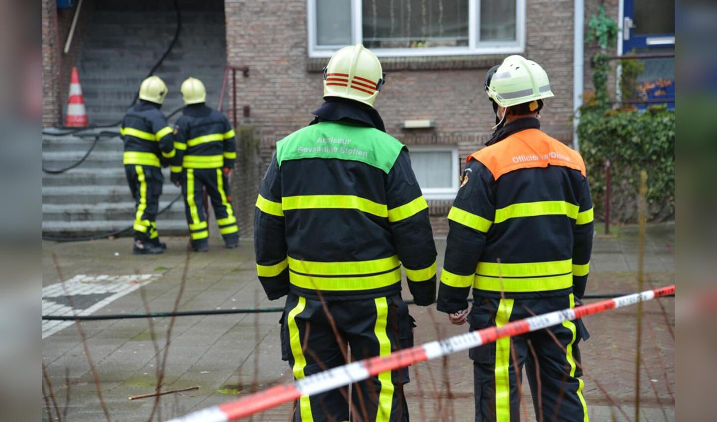 Brandweer inspecteert de woning aan de Roggeveenstraat. Een bewoner dreigde deze op te blazen. foto Perry Roovers/SQ Vision