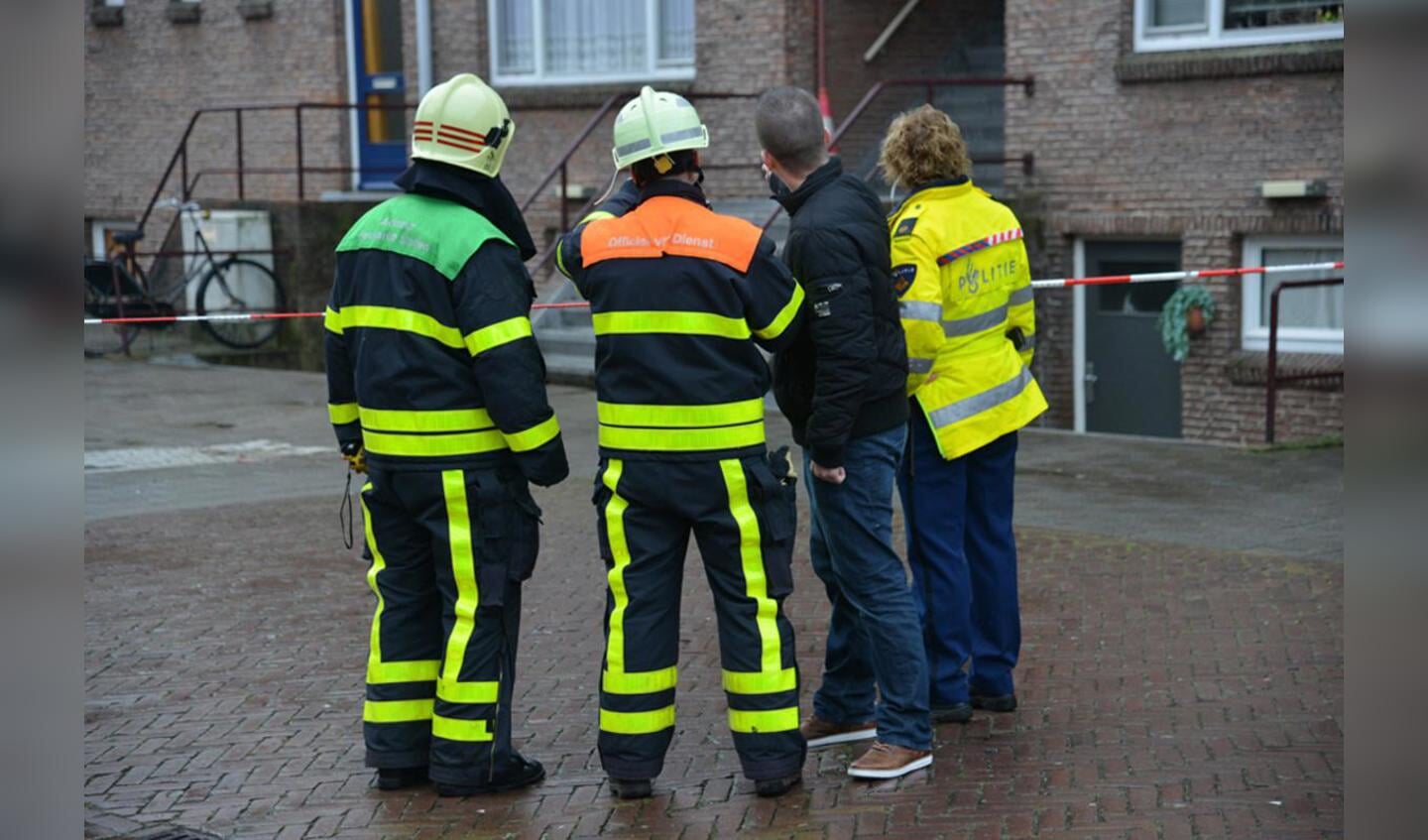Brandweer inspecteert de woning aan de Roggeveenstraat. Een bewoner dreigde deze op te blazen. foto Perry Roovers/SQ Vision