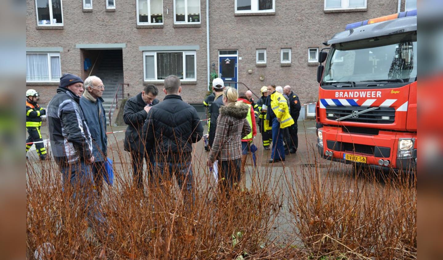 Brandweer inspecteert de woning aan de Roggeveenstraat. Een bewoner dreigde deze op te blazen. foto Perry Roovers/SQ Vision