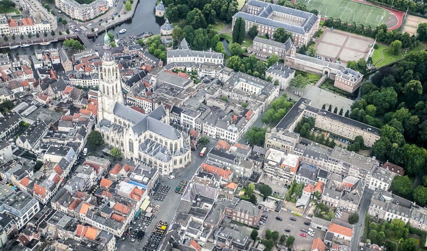 De Grote Kerk en het Kasteel van Breda, woensdag 27 juli 2016.  