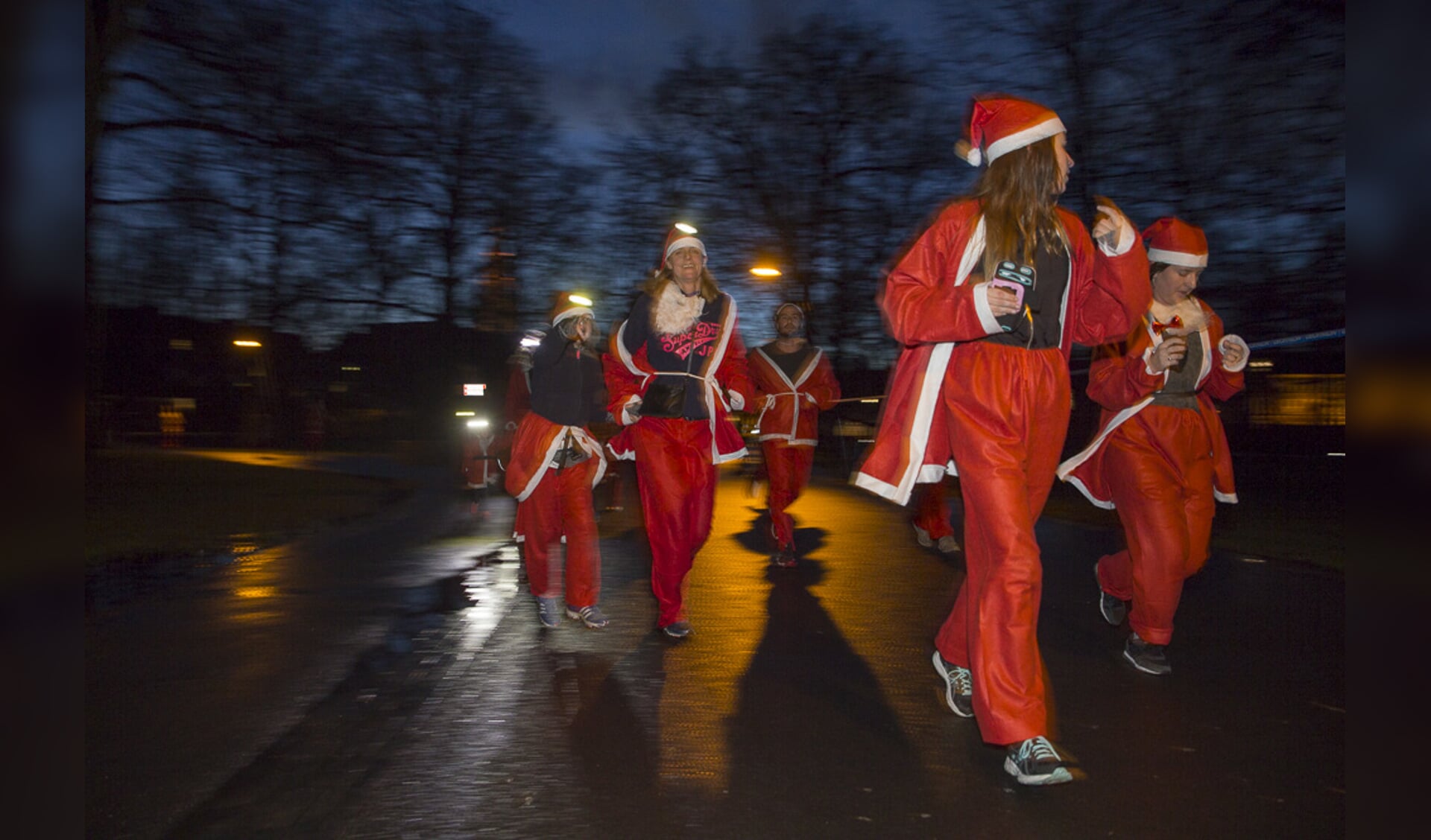 Duizend rennende kerstmannen door het centrum van Breda bij de door de Rotary georganiseerde Santa Run.