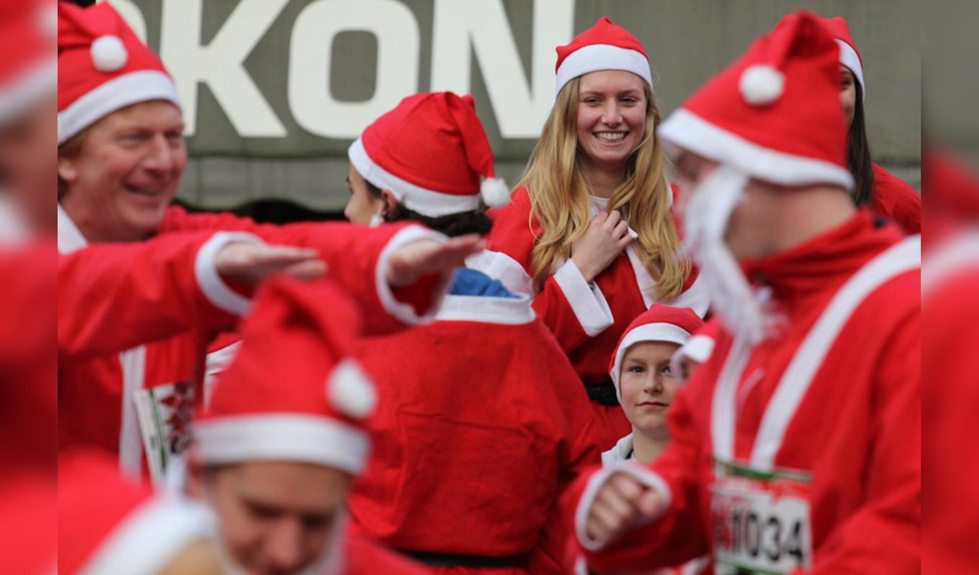 Rennen als de kerstman voor het goede doel. Een mooi gezicht.