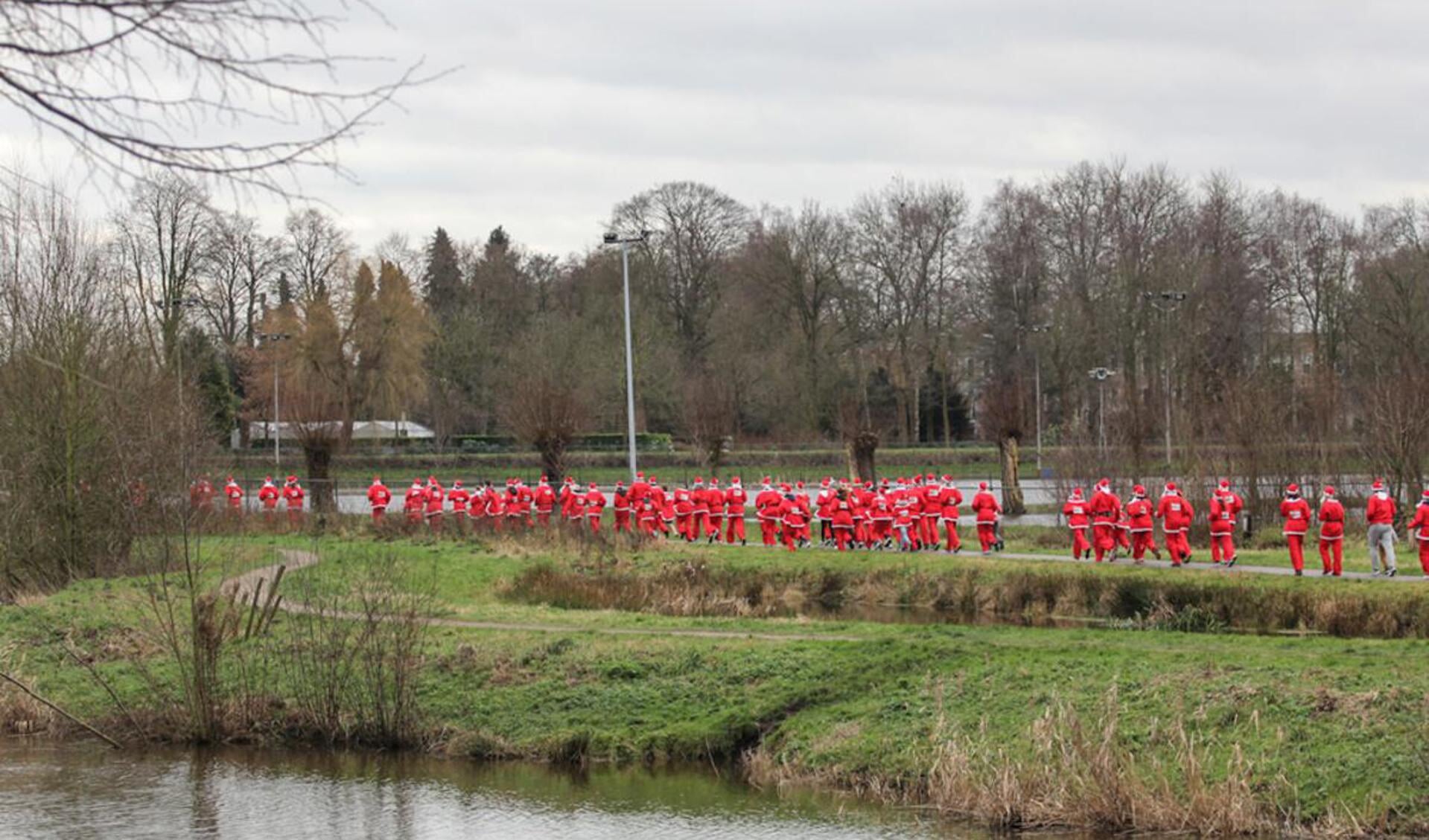 Rennen als de kerstman voor het goede doel. Een mooi gezicht. foto Jeroen den Otter