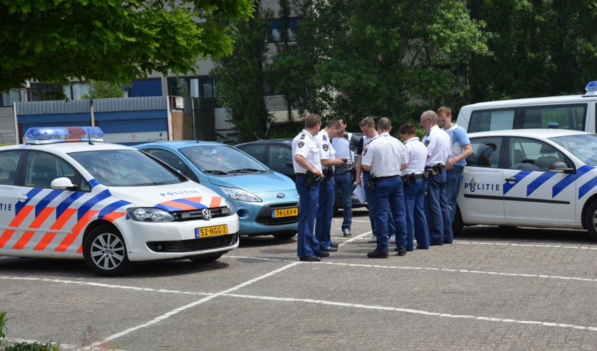 De politie onderzoekt de parkeerplaats bij Hotel Brabant, nadat daar dinsdagmiddag een schietpartij plaatsvond. foto Perry Roo