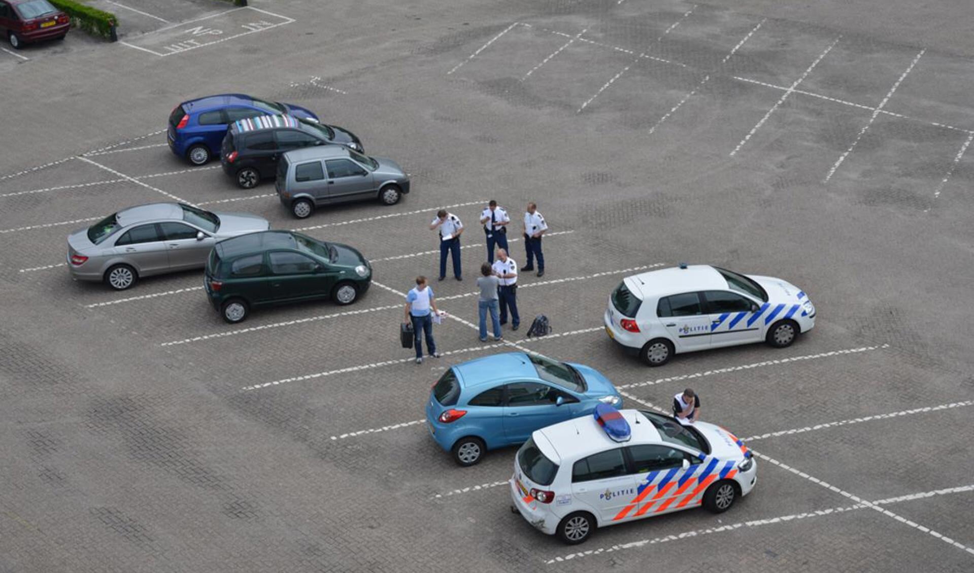 De politie onderzoekt de parkeerplaats bij Hotel Brabant, nadat daar dinsdagmiddag een schietpartij plaatsvond. foto Perry Roo