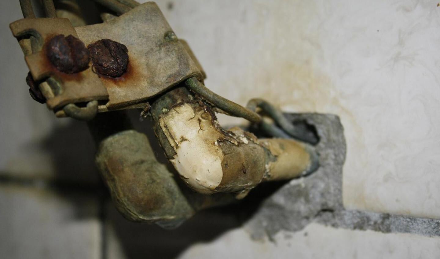 Verschillende huurwoningen in de Heuvel kampen met ernstige vochtproblemen. foto Pepijn Nagtzaam