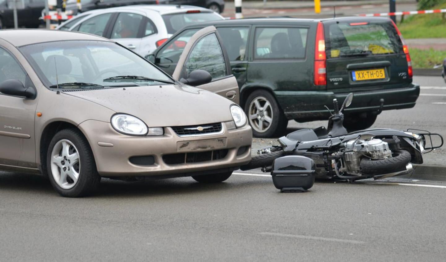Ongeval tussen een auto en een scooter op de Ettensebaan. foto Perry Roovers / SQ Vision