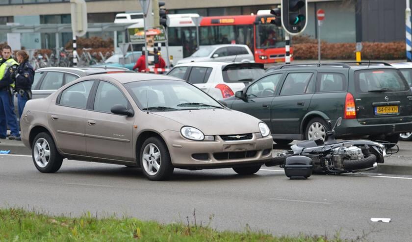 Ongeval tussen een auto en een scooter op de Ettensebaan. foto Perry Roovers / SQ Vision  