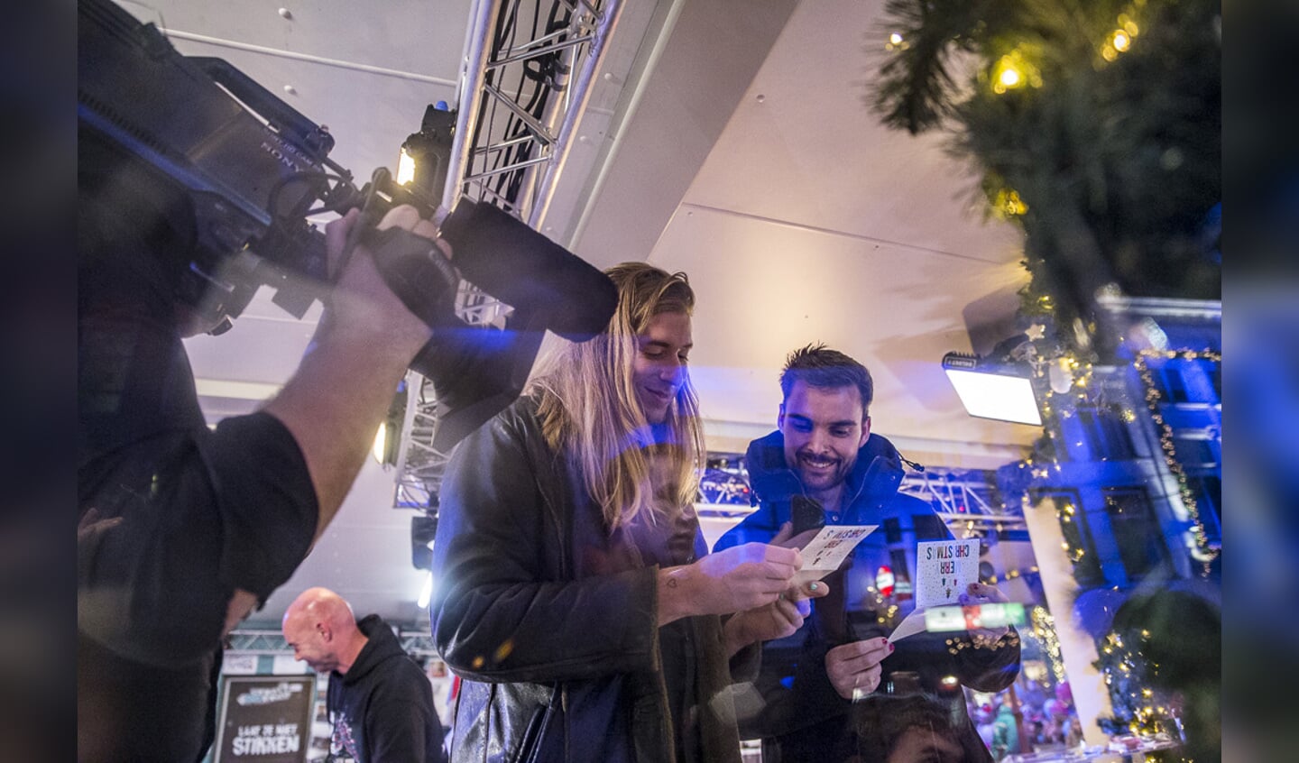 DJ's Domien Verschuuren en Frank van der Lende worden bevrijd uit het Glazen Huis, zaterdag 24 december 2016.