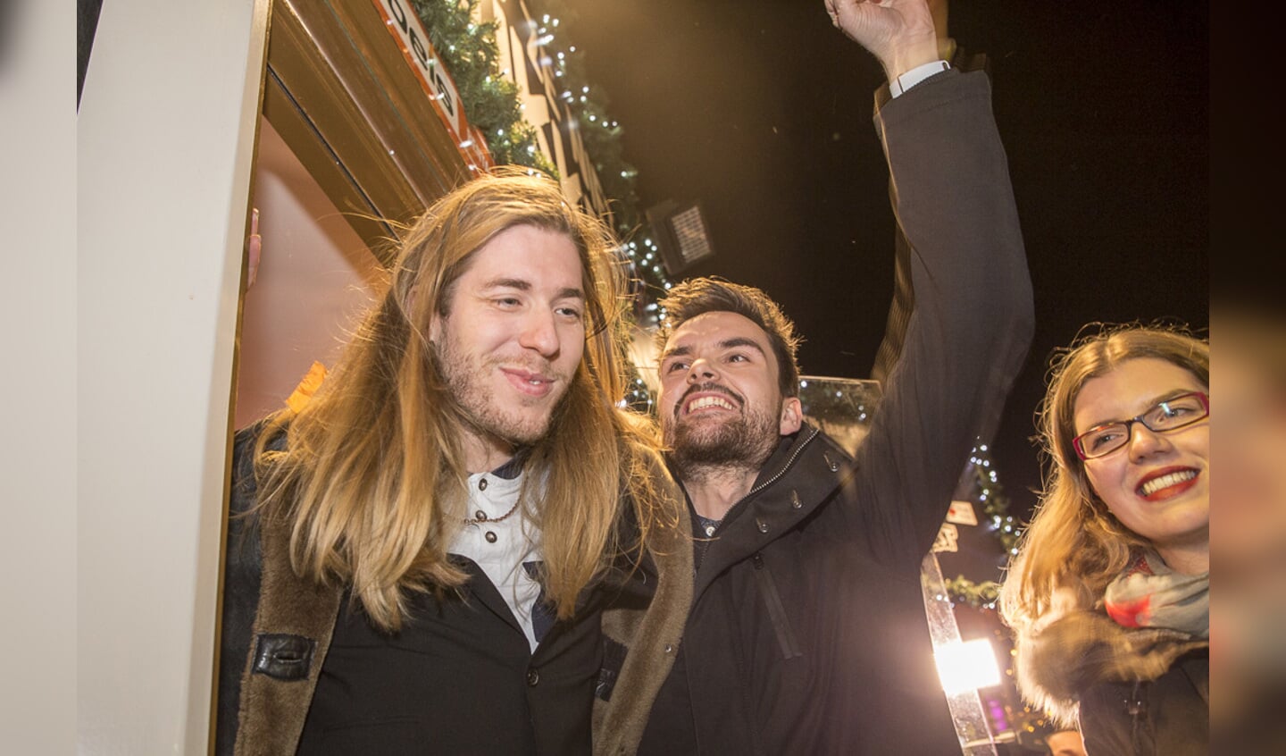 DJ's Domien Verschuuren en Frank van der Lende worden bevrijd uit het Glazen Huis, zaterdag 24 december 2016.