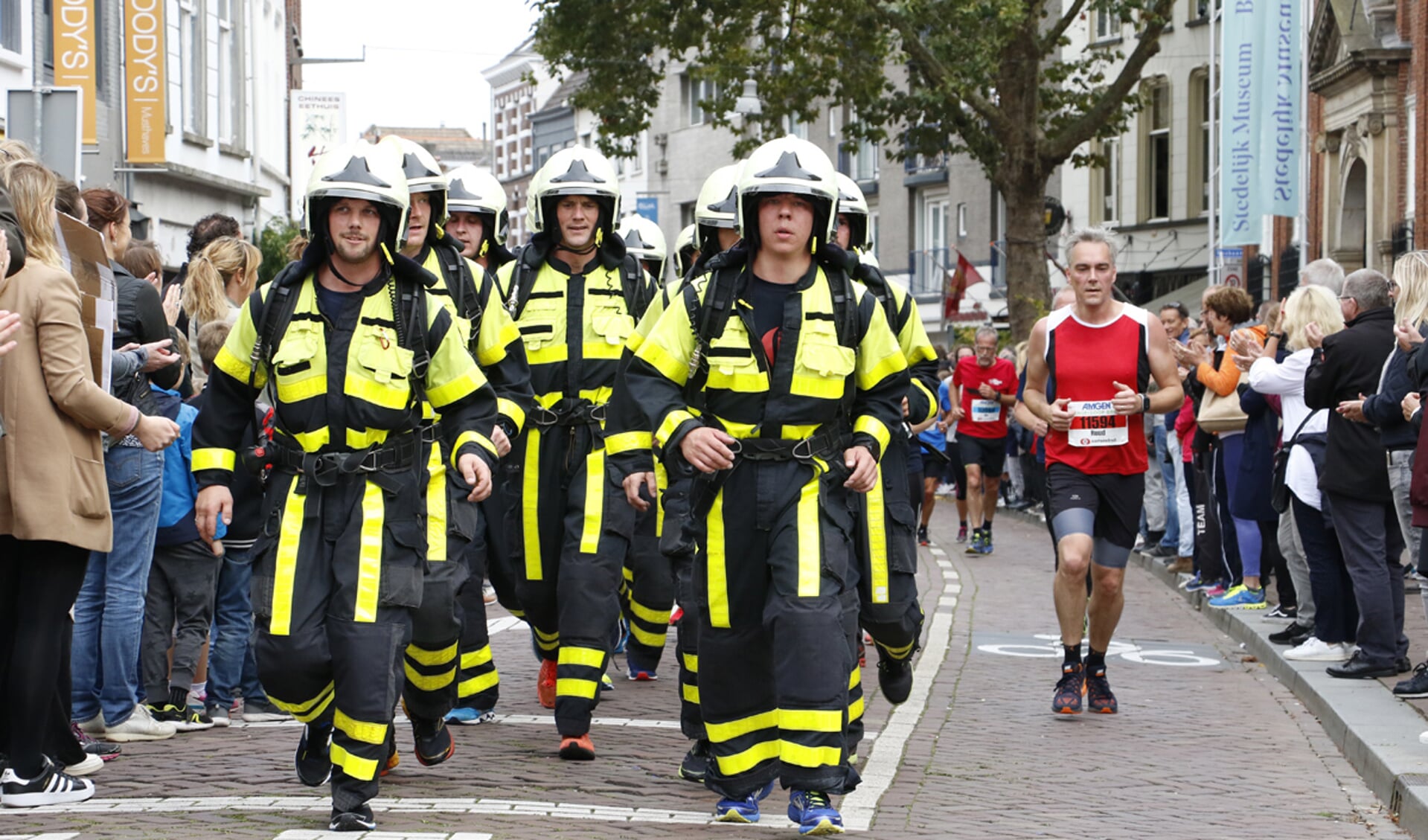 Een team van brandweer Midden- en Westbrabant heeft de tien kilometer gelopen tijdens de Singelloop 2017.