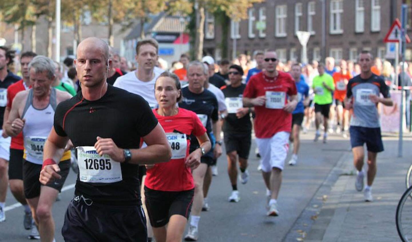 Uitstekende sfeer bij de 25ste Singelloop in Breda. foto Peter Visser