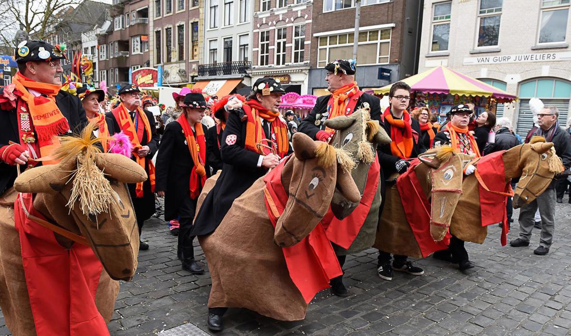 Geheel volgens protocol én traditie heeft de burgemeester de sleutel van de stad overhandigd aan Prins Carnaval. Daarmee is het vier dagen feest in het Kielegat.